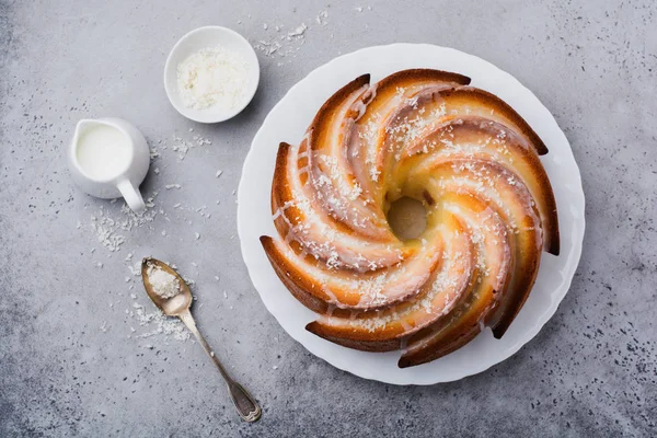 Bundt Cake Met Suiker Glazuur Kokos Donkere Grijze Oude Betonnen — Stockfoto