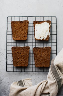 Basit stand eski gri arka plan üzerinde krem peynirli sandviç. Üstten görünüm.