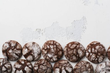 Çikolatalı browni kurabiye toz şeker. Çikolata kırıştırıyor.