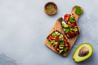 Avokado, domates ve beyaz peynirli sandviç Balsamik Sos ve Salantro eski zeytin gemide. Üstten görünüm.