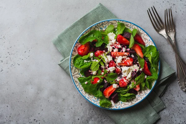 Barbabietole Fragole Formaggio Feta Insalata Rucola Piatto Ceramica Sfondo Vecchio — Foto Stock