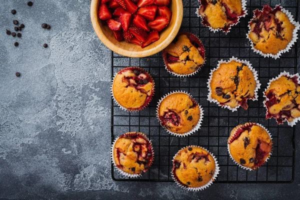 Strawberry Chocolate Cupcakes Muffins Old Wooden Stand Concrete Gray Background — Stock Photo, Image