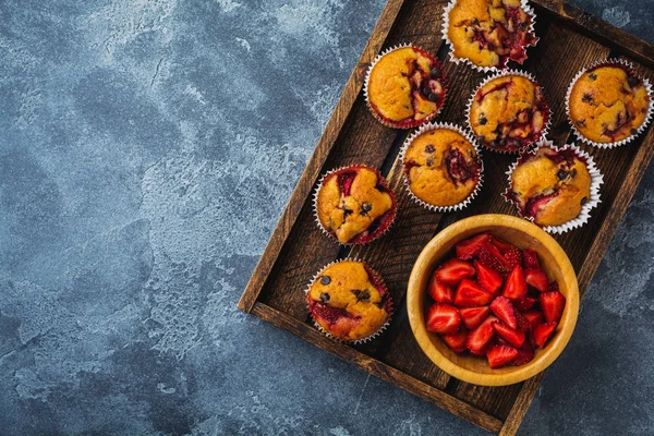 Fragola Cioccolato Cupcakes Muffin Vecchio Supporto Legno Sfondo Grigio Cemento — Foto Stock