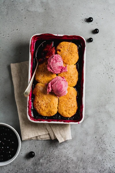 Himbeeren Und Schwarze Johannisbeeren Schuster Mit Himbeereis Backform Hausgemachtes Obstkuchengebäck — Stockfoto