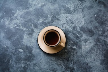 Limon ve bal koyu gri arka plan üzerinde sıcak zencefil çay fincan. Üstten görünüm. Kopya alanı.