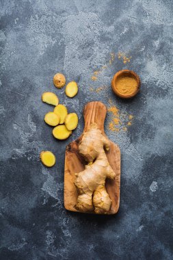 Zencefil kökü koyu gri arka plan üzerinde. Üstten görünüm.