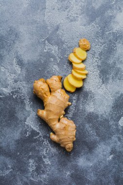 Zencefil kökü koyu gri arka plan üzerinde. Üstten görünüm.