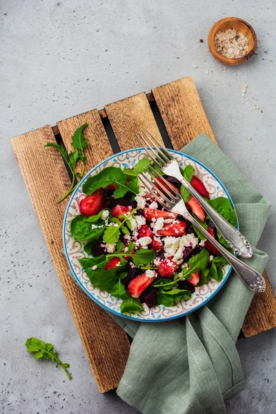 Rüben Erdbeeren Feta Käse Und Rucola Salat Keramikteller Auf Altem — Stockfoto