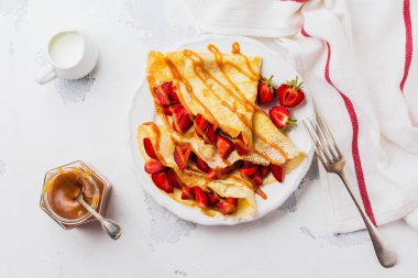 Baharatlı balkabağı tarçın, anason ve karamel ile sarışın kareler barlar. Geleneksel İngiliz tatlısı. Üstten görünüm.