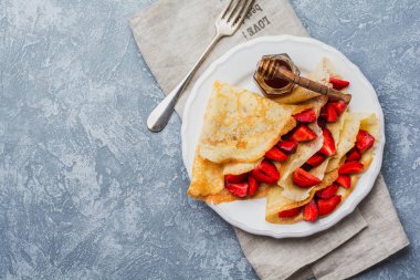 Baharatlı balkabağı tarçın, anason ve karamel ile sarışın kareler barlar. Geleneksel İngiliz tatlısı. Üstten görünüm.