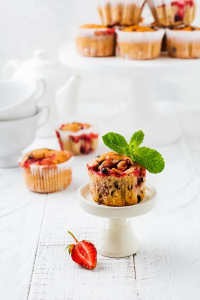 Muffin Cupcake Cioccolato Alla Fragola Supporto Ceramica Bianca Sfondo Legno — Foto Stock