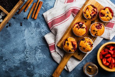 Çilekli çikolatalı kek kek eski ahşap beton gri arka plan üzerinde durmak. Üstten görünüm.