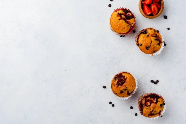 Muffins Cupcakes Chocolat Aux Fraises Sur Fond Lumière Blanche Béton — Photo