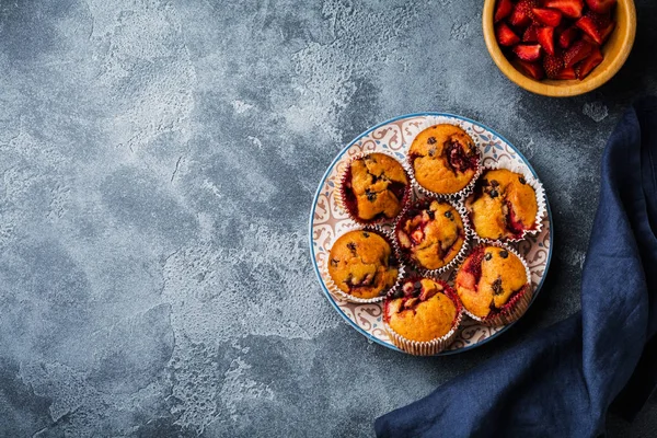 Jahodové Čokoládové Košíčky Muffiny Staré Dřevěné Stojí Betonové Šedým Pozadím — Stock fotografie