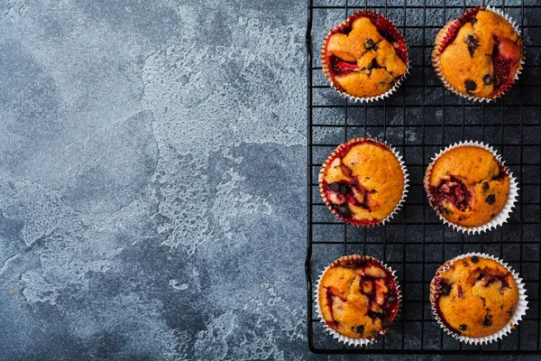 Jordbær Chokolade Cupcakes Muffins Gamle Træ Stå Beton Grå Baggrund - Stock-foto