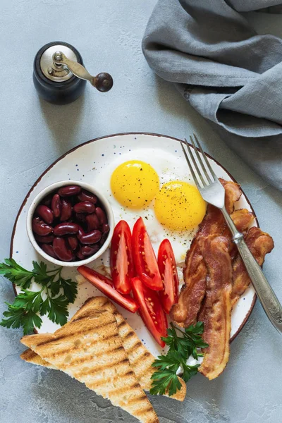 Traditioneel Engels Ontbijt Met Gebakken Eieren Spek Bonen Toast Tomaten — Stockfoto