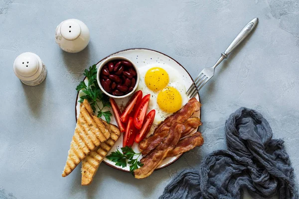 Kızarmış Yumurta Pastırma Fasulye Tost Gri Beton Zemin Üzerine Domates — Stok fotoğraf