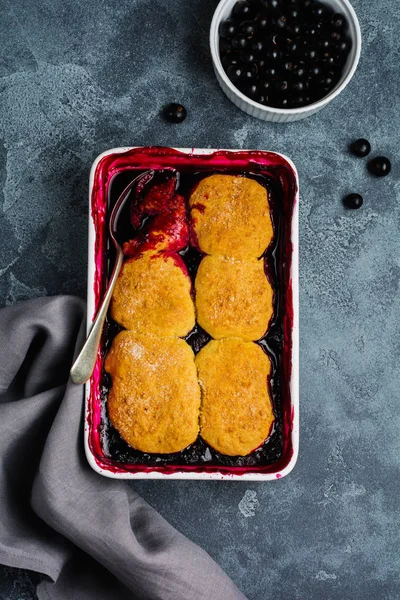 Ahududu Siyah Kuş Üzümü Pasta Pişirme Çanağı Içinde Ahududu Dondurma — Stok fotoğraf