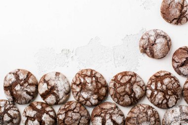 Çikolatalı browni kurabiye toz şeker. Çikolata kırıştırıyor.