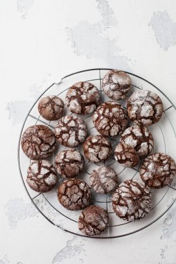 Çikolatalı browni kurabiye toz şeker. Çikolata kırıştırıyor.