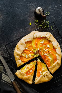 Kabak, patates, beyaz peynir ve pırasa Galette'ye pasta plaka gri beton tablo arka plan üzerinde. En iyi view.l