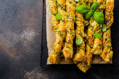 Ev yapımı ekmek, peynir, pesto sos ve gri taş antika arka plan üzerinde siyah susam ile sopa. Üstten görünüm.