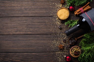 Yeni yıl gıda arka plan. Noel'e hazırlanmak için malzemeler mulled şarap (şişe kırmızı şarap, portakal, şeker kamışı ve baharat). Üstten görünüm.