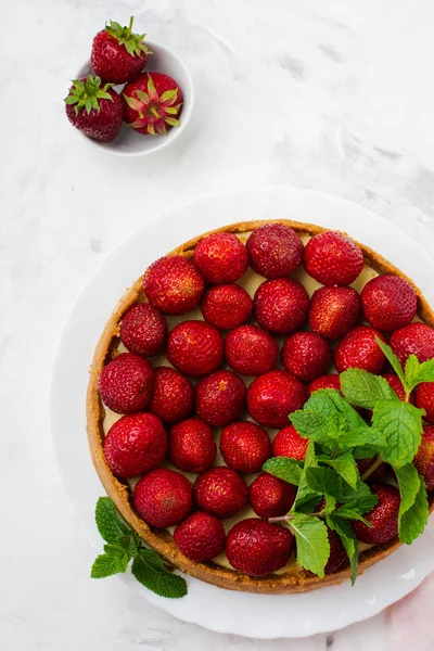 Cheesecake Fresh Strawberries Mint White Plate Gray Concrete Background Top — Stock Photo, Image