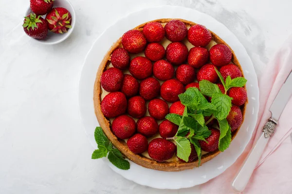 Tarta Queso Con Fresas Frescas Menta Plato Blanco Sobre Fondo — Foto de Stock