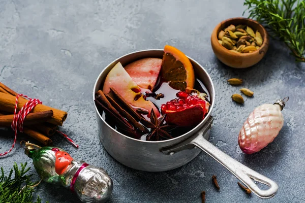 Glühwein Heißgetränk Mit Zitrusapfel Granatapfel Und Gewürzen Aluminium Auflaufform Mit — Stockfoto