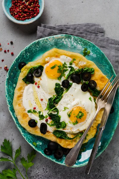 Huevos Turcos Pan Plano Con Yogur Queso Aceitunas Espinacas Pimiento — Foto de Stock