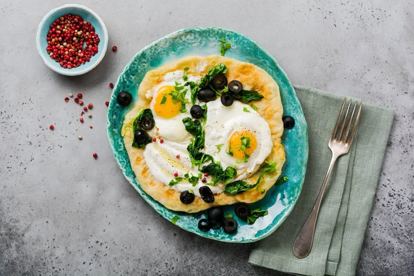 Huevos Turcos Pan Plano Con Yogur Queso Aceitunas Espinacas Pimiento — Foto de Stock