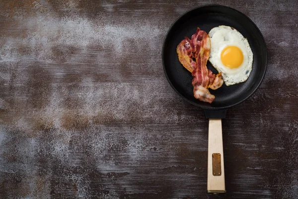 Traditional English Breakfast Fried Eggs Bacon Cast Iron Pan Dark — Stock Photo, Image