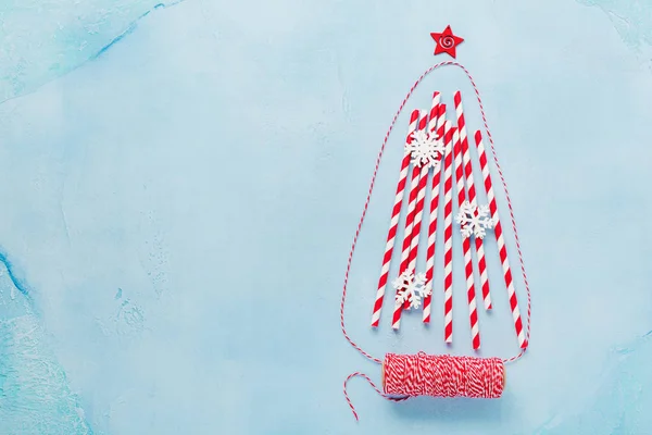圣诞树 喝五颜六色的纸与白色棉花糖和雪花玩具在蓝色的背景 新年理念 — 图库照片