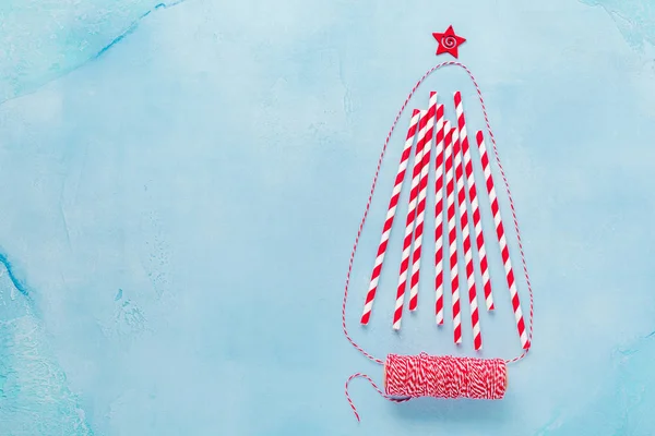 Χριστουγεννιάτικο Δέντρο Φτιαγμένο Από Πόσιμο Πολύχρωμο Χαρτί Μπλε Φόντο Νέο — Φωτογραφία Αρχείου