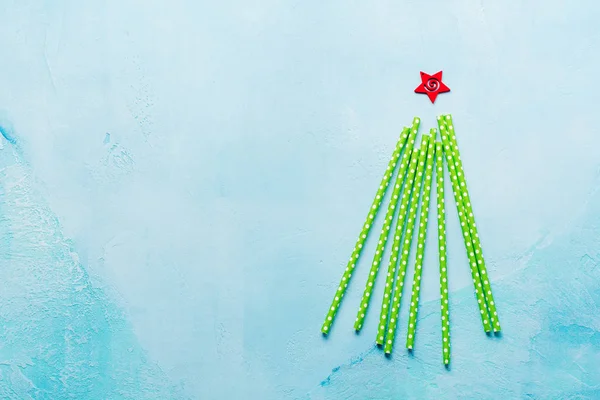 Árvore Natal Feita Beber Papel Colorido Fundo Azul Conceito Ano — Fotografia de Stock
