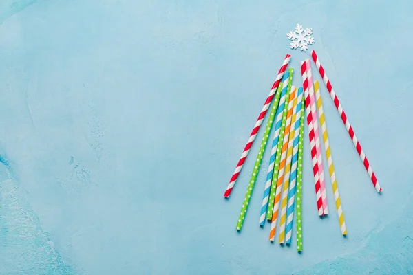 圣诞树 由在蓝色背景上喝五颜六色的纸制成 新年理念 — 图库照片