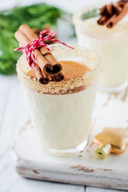 Yumurta likörü geleneksel Noel içki milkshake ışık eski zemin üzerine tarçın ile. Seçici odak.