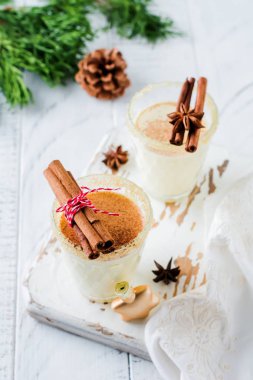 Yumurta likörü geleneksel Noel içki milkshake ışık eski zemin üzerine tarçın ile. Seçici odak.