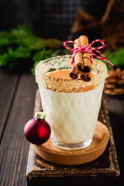 Yumurta likörü geleneksel Noel içki milkshake karanlık eski zemin üzerine tarçın ile. Seçici odak.