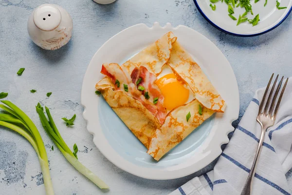 Crepe Con Huevo Frito Queso Tocino Cebolla Verde Para Desayuno — Foto de Stock