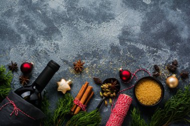 Yeni yıl gıda arka plan. Noel'e hazırlanmak için malzemeler mulled şarap (şişe kırmızı şarap, portakal, şeker kamışı ve baharat). Üstten görünüm.