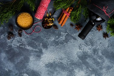 Yeni yıl gıda arka plan. Noel'e hazırlanmak için malzemeler mulled şarap (şişe kırmızı şarap, portakal, şeker kamışı ve baharat). Üstten görünüm.