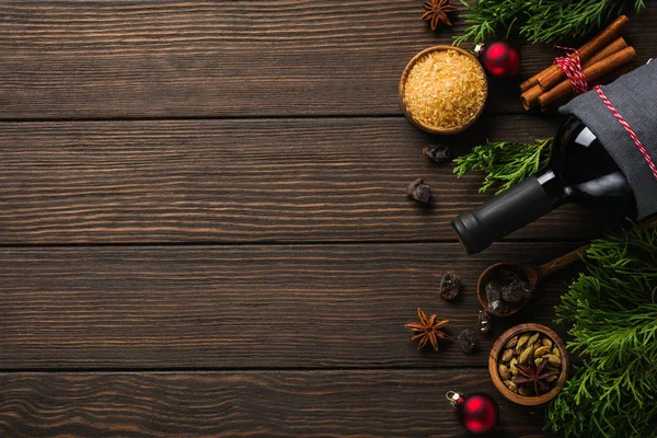Yeni yıl gıda arka plan. Noel'e hazırlanmak için malzemeler mulled şarap (şişe kırmızı şarap, portakal, şeker kamışı ve baharat). Üstten görünüm.