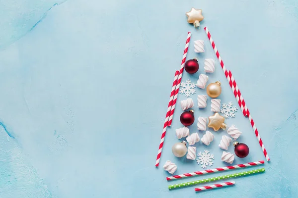 Árvore Natal Feita Beber Papel Colorido Fundo Azul Conceito Ano — Fotografia de Stock