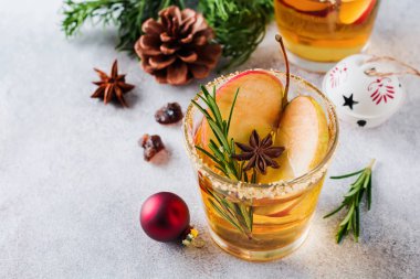Geleneksel Noel elma tarçın, anason ve dal biberiye koyu arka plan masaya yumruk at. Seçici odak. Üstten görünüm.