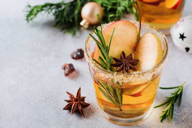 Geleneksel Noel elma tarçın, anason ve dal biberiye koyu arka plan masaya yumruk at. Seçici odak. Üstten görünüm.