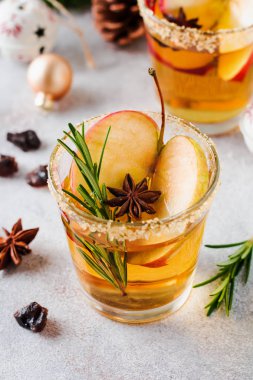 Geleneksel Noel elma tarçın, anason ve dal biberiye koyu arka plan masaya yumruk at. Seçici odak. Üstten görünüm.