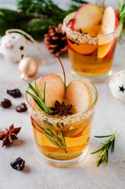 Geleneksel Noel elma tarçın, anason ve dal biberiye koyu arka plan masaya yumruk at. Seçici odak. Üstten görünüm.