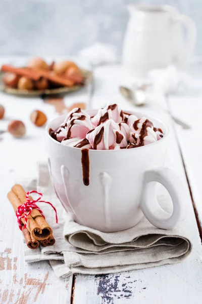 Chocolate Quente Com Doces Marshmallow Copo Cerâmica Rústica Branca Fundo — Fotografia de Stock